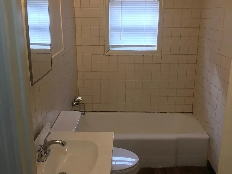 913 N Center St — Photo 6