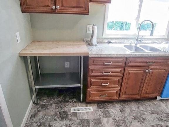 4th image of 1360 Warpath Dr