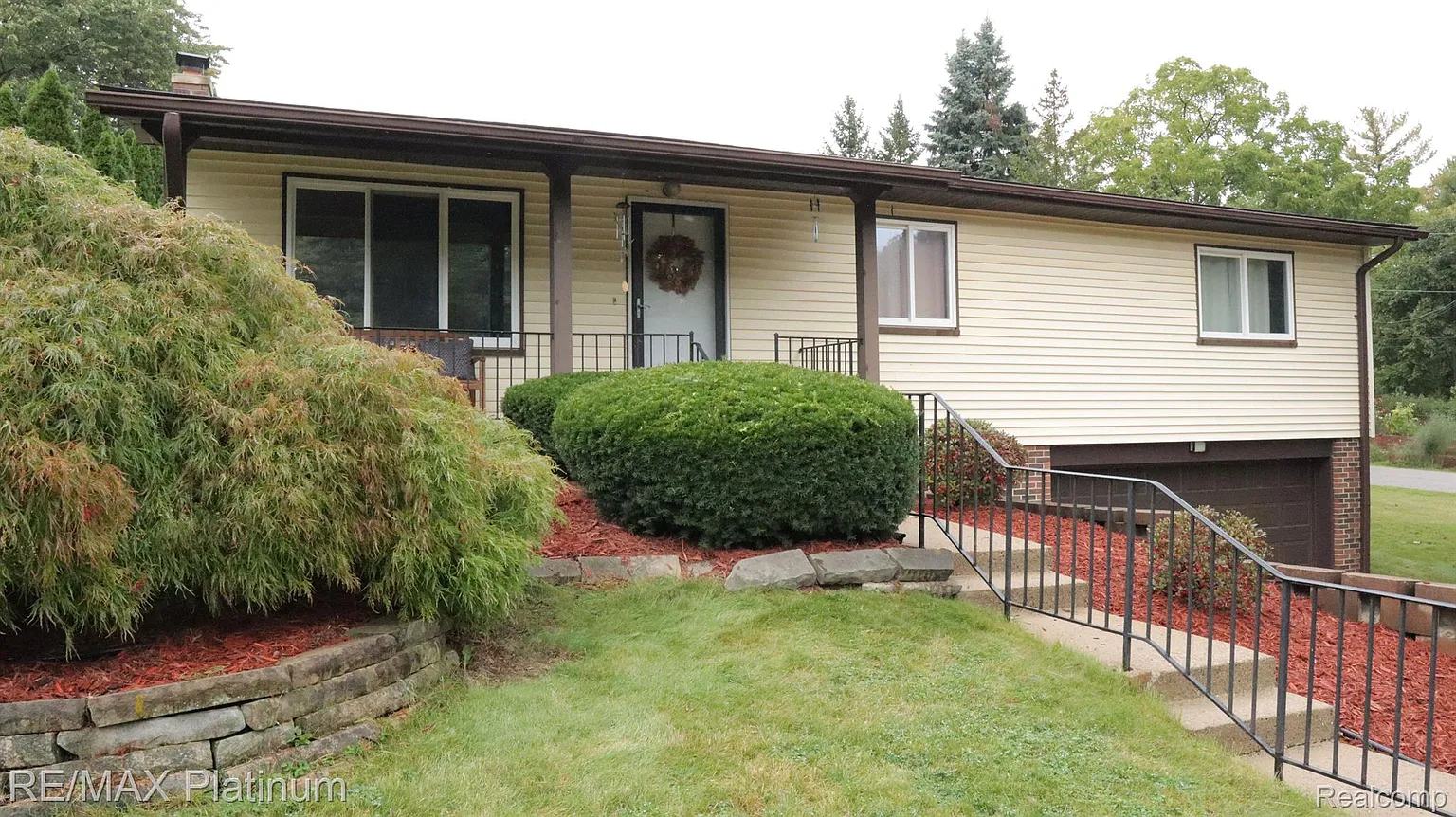 235 Valley Dr photo 1