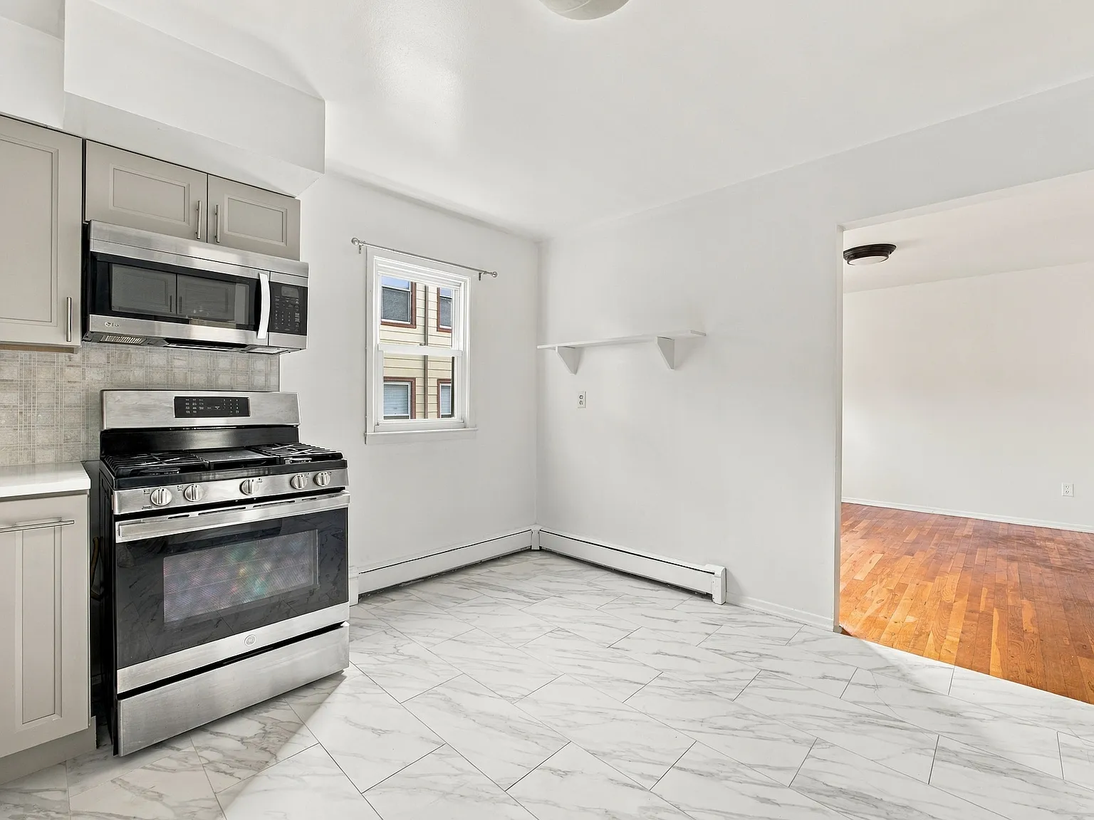 3 bed, 1.5 bath, 1375 sqft, $3,800 — Photo 3