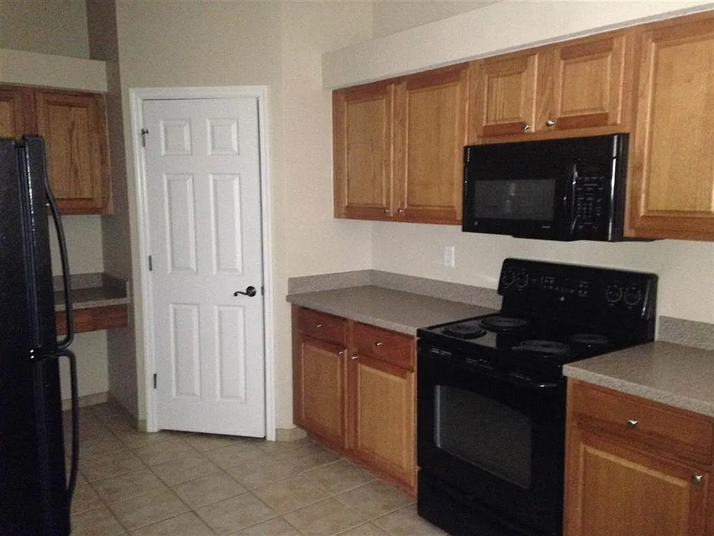 3 bed, 1376 sqft, $2,000 — Photo 4