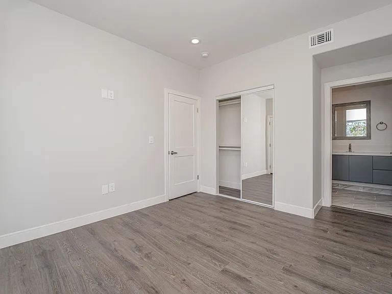 4526 1/2 Saint Charles Pl — Photo 18