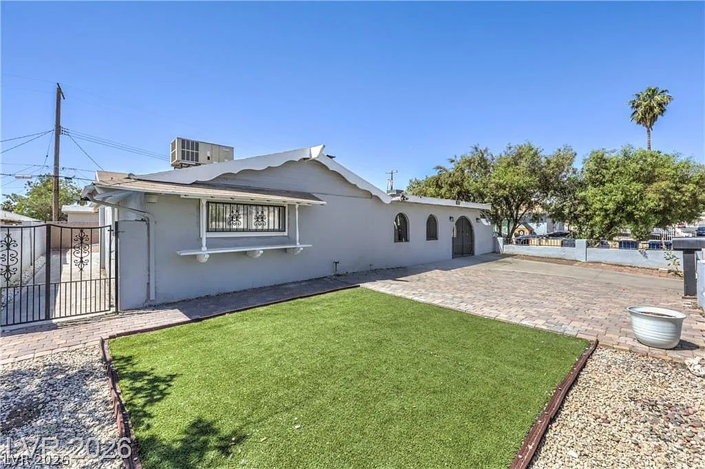 3 bed, 2.0 bath, 1853 sqft, $2,150 — Photo 2
