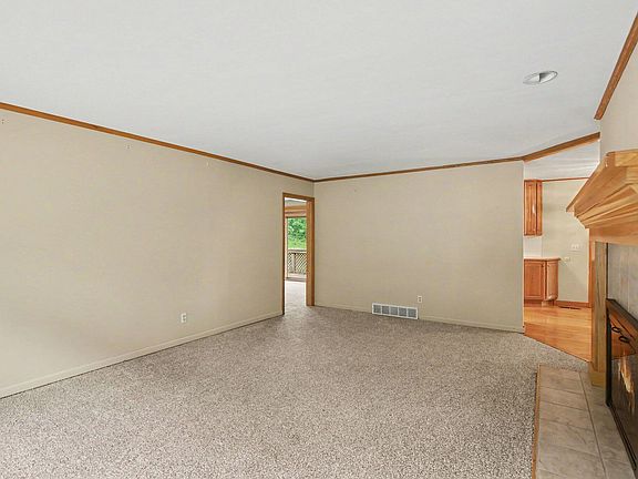 4th image of 10691 Roepke Rd