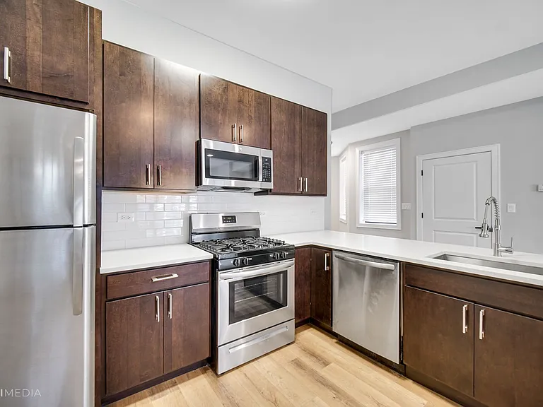 2735 W Polk St — Photo 7