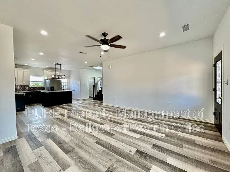 3 bed, 2.5 bath, 1857 sqft, $2,100 — Photo 4