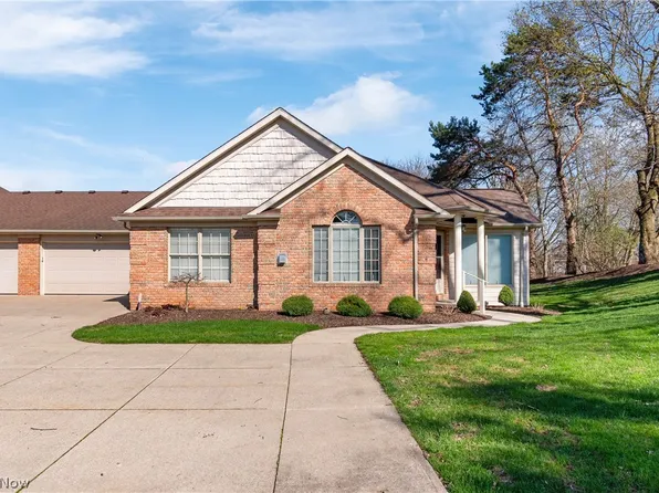 1220 Saint Abigail St SW, Hartville, OH 44632