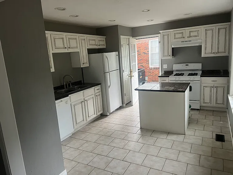 3920 NW 15th St — Photo 11
