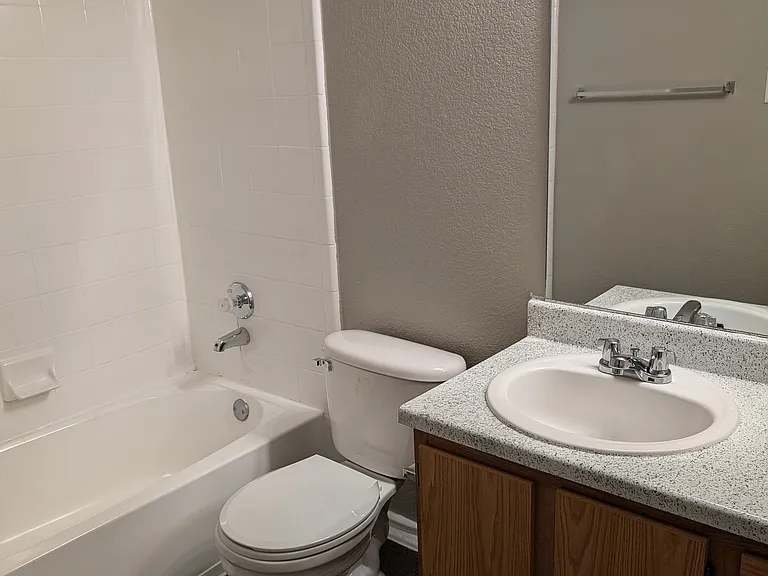 Lakeview Apartments — Photo 34
