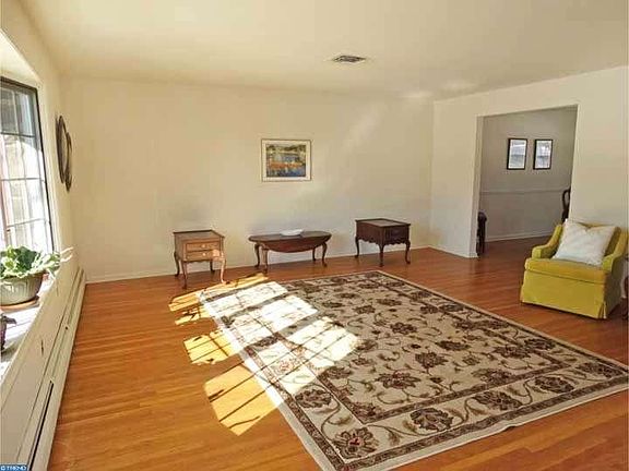 3rd image of 171 Andrew Dr