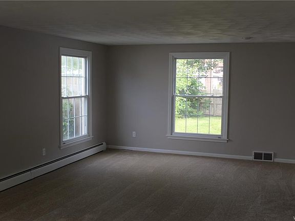5th image of 452 Meadow Dr