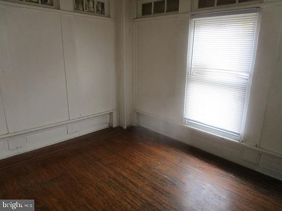 2nd image of 4926 N Franklin St
