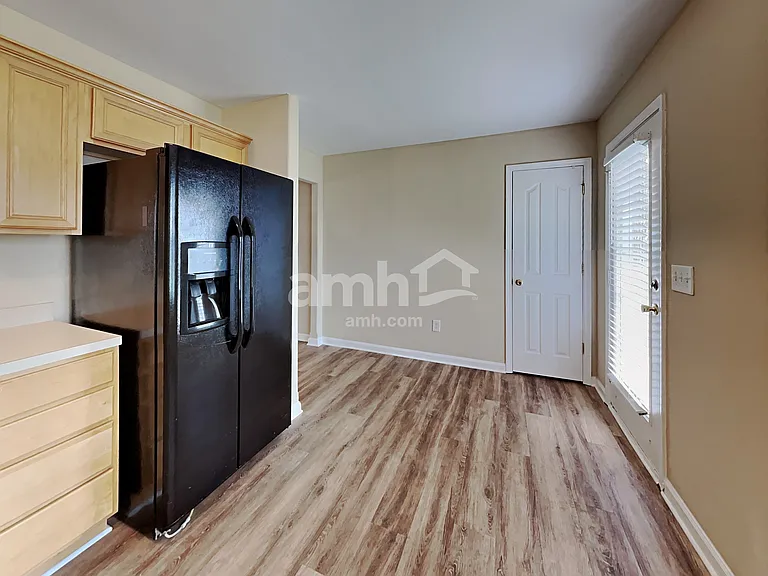 114 Elgin Ln — Photo 4