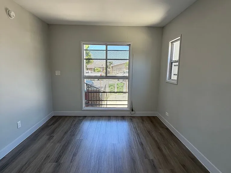 1100 W 88th St — Photo 27