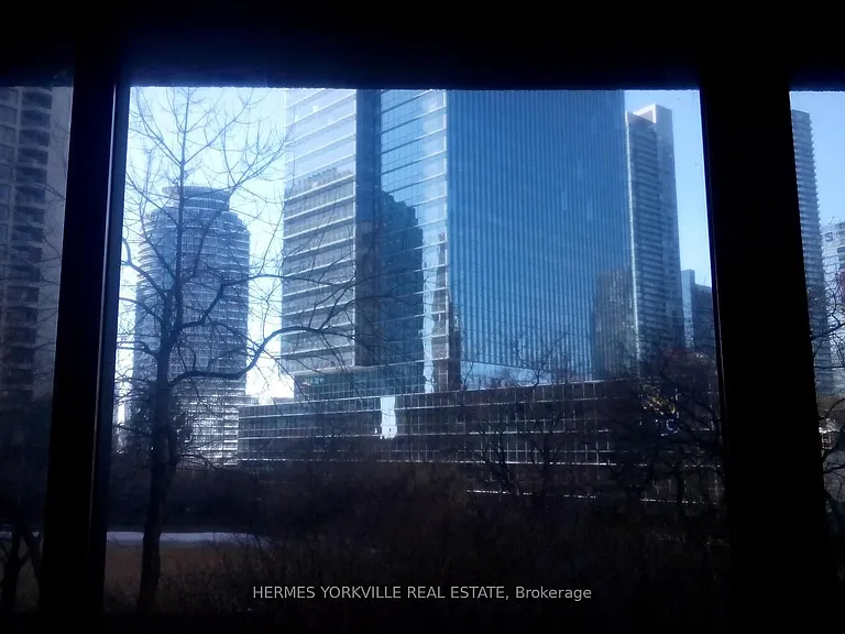 33 Harbour Sq #823 — Photo 12