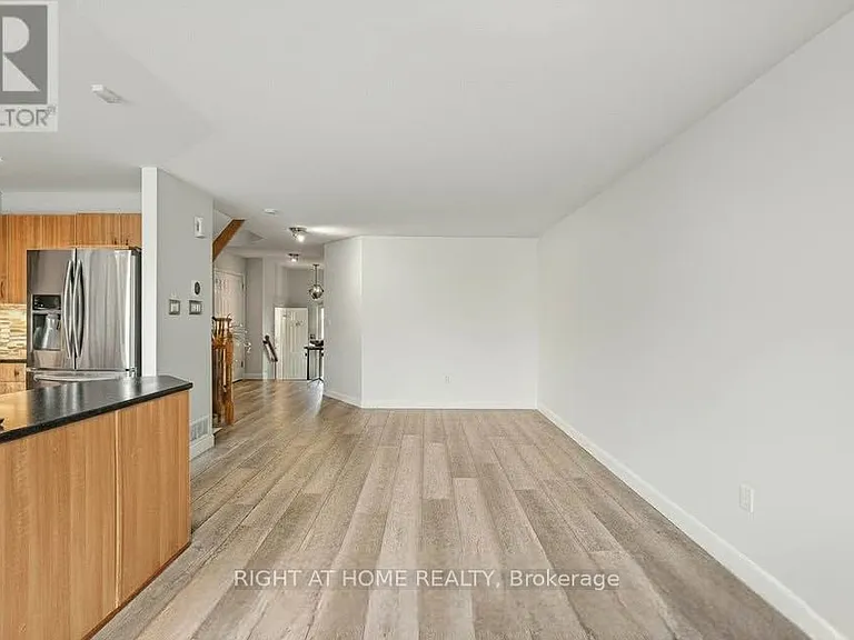 2064 Dunollie Cres — Photo 18