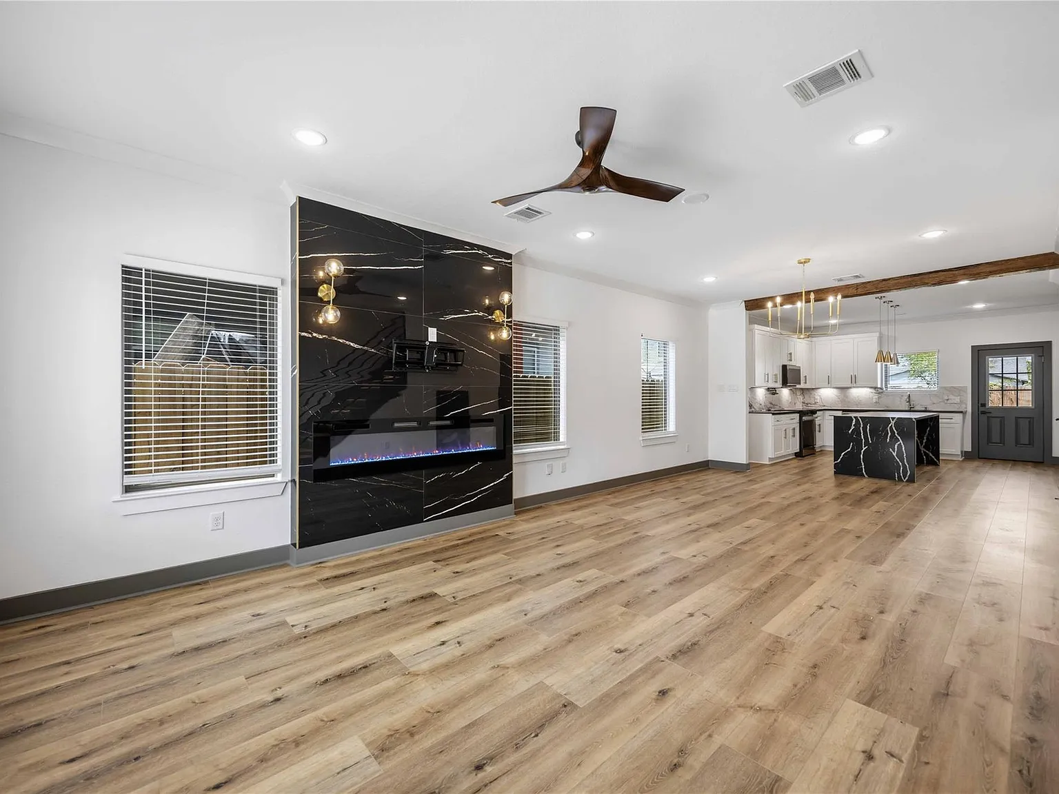 3 bed, 2.5 bath, 2800 sqft, $1,900 — Photo 2