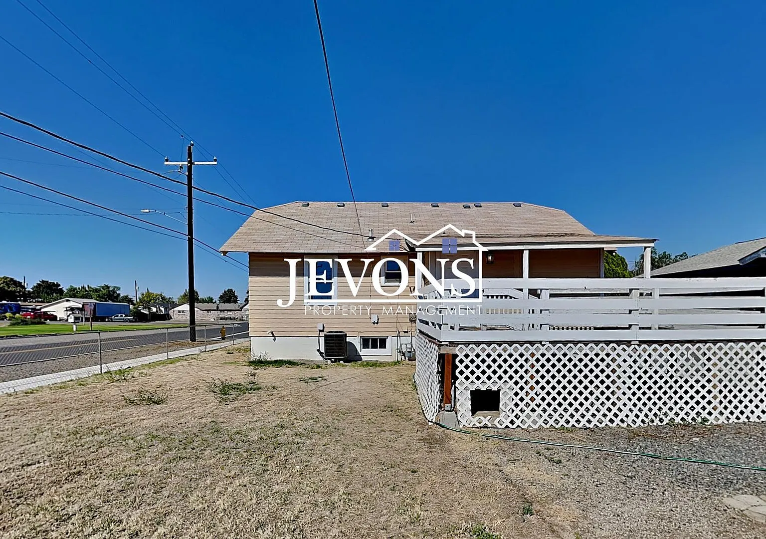 $250 Off First Month's Rent. Charming 2 Bed, 1 Bath Home with Fenced Yard and Garage. — Photo 4
