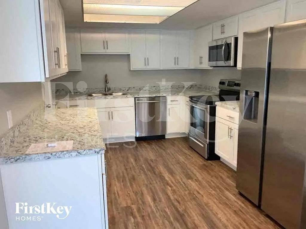 3 bed, 2.0 bath, 1600 sqft, $2,370 — Photo 3