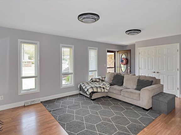 2nd image of 2724 Lois St