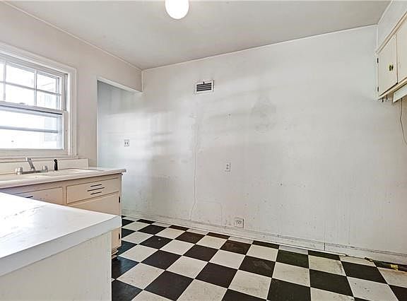 4th image of 6101 Buena Vista St