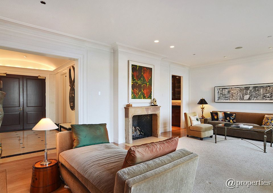 Foyer/Living Room