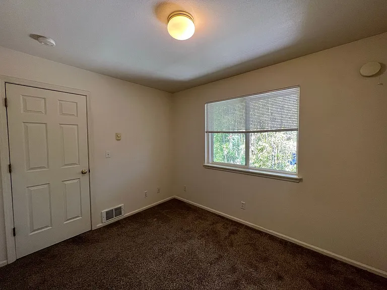 1622 W Broadway — Photo 16