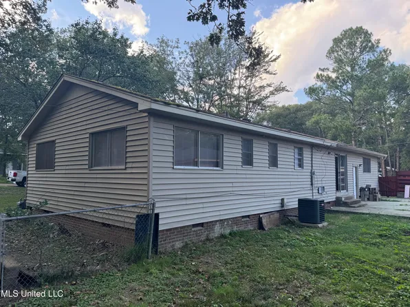 3002 Charleston Dr, Jackson, MS 39212