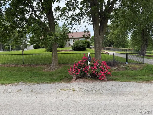 9802 Korte Sewald Rd, Lebanon, IL 62254
