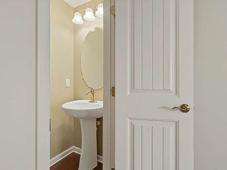 219 Lynchwick Ln — Photo 7
