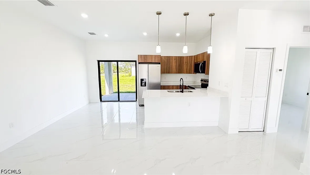 3 bed, 2.0 bath, 1294 sqft, $2,000 — Photo 4