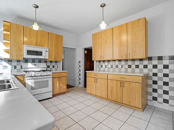 3rd image of 609 Baldwin Ave Unit 1