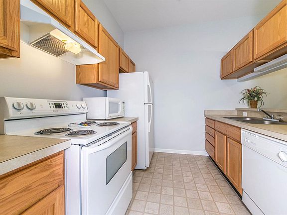 3rd image of 2777 S Knightsbridge Cir