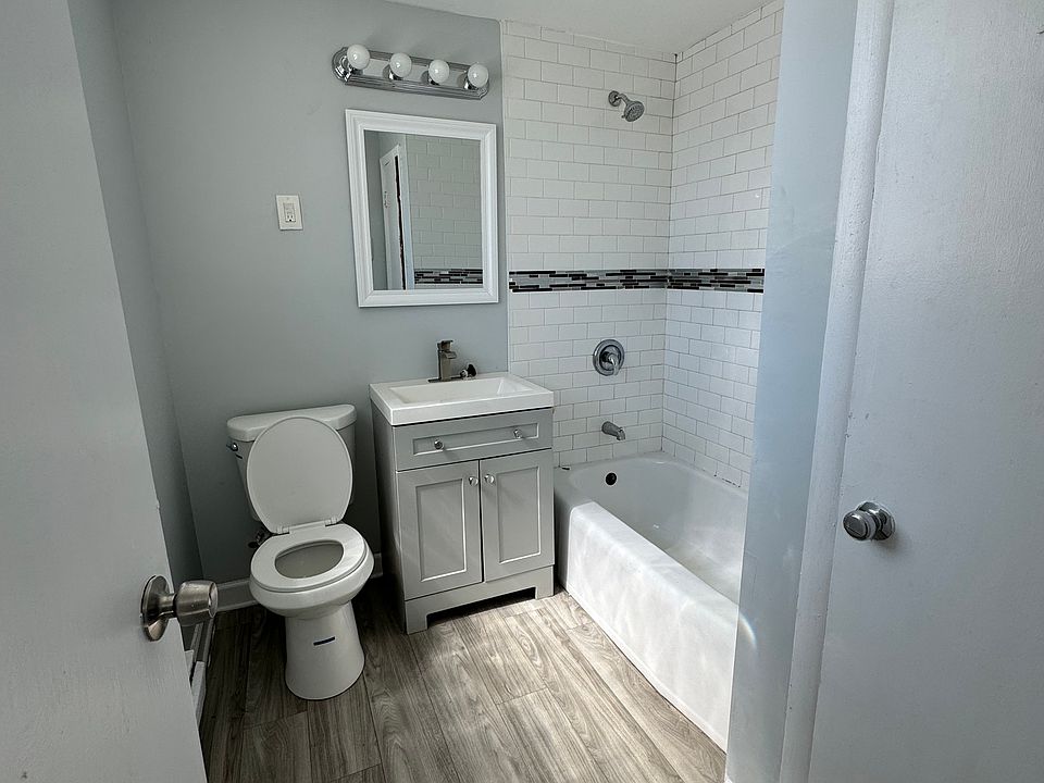 2nd image of 6100 S Harlem Ave APT 3
