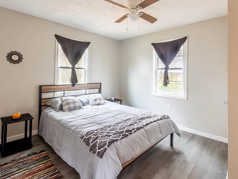 612 W Buena Vista Ave — Photo 8