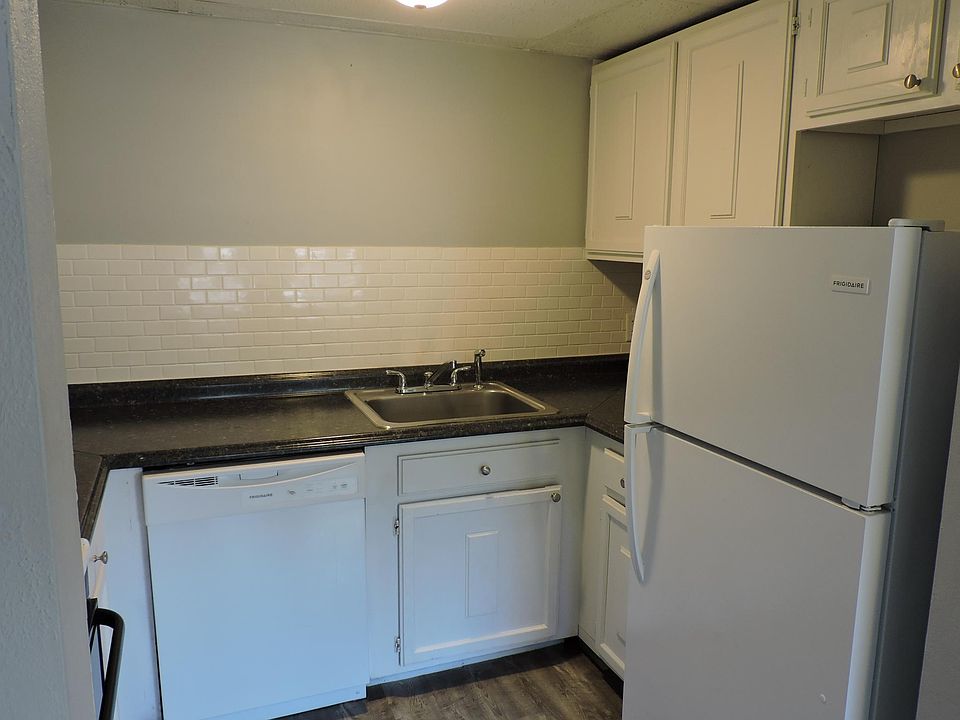 1st image of 102 Parkway Blvd #1