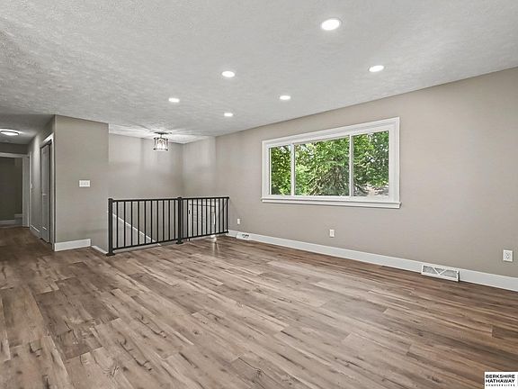 4th image of 2004 Pleasantview Ln