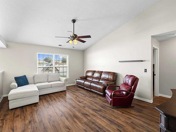 3rd image of 331 Camden Cir
