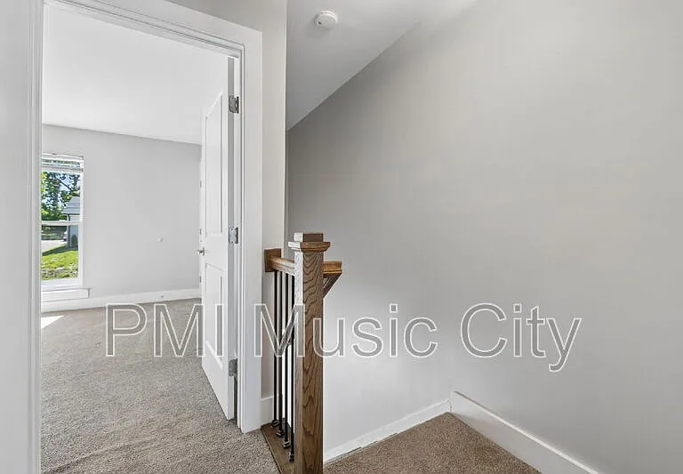 2126B Burns St — Photo 18