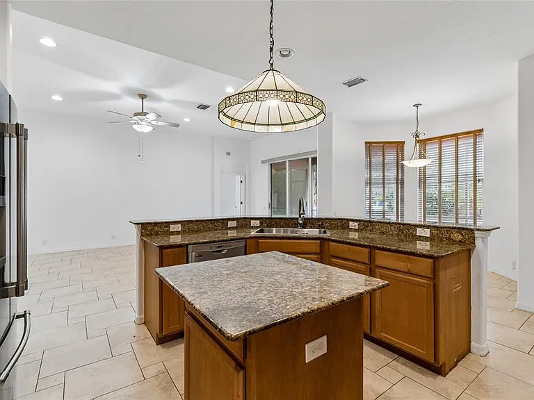 2204 Elizabeth Way — Photo 3