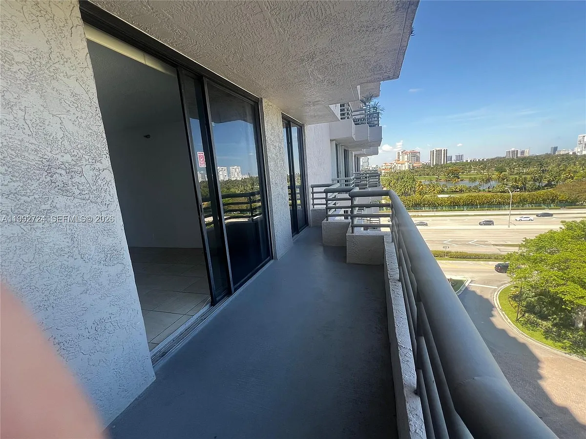Photo 2 of 33 - 3300 NE 191st St #909 - Aventura, FL Building Photo - 3300 NE 191st St #909