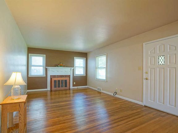 4th image of 916 W Forrest Hill Ave