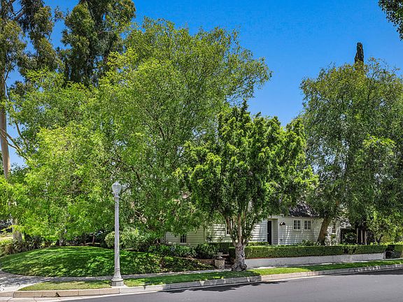 3rd image of 840 Victoria Dr