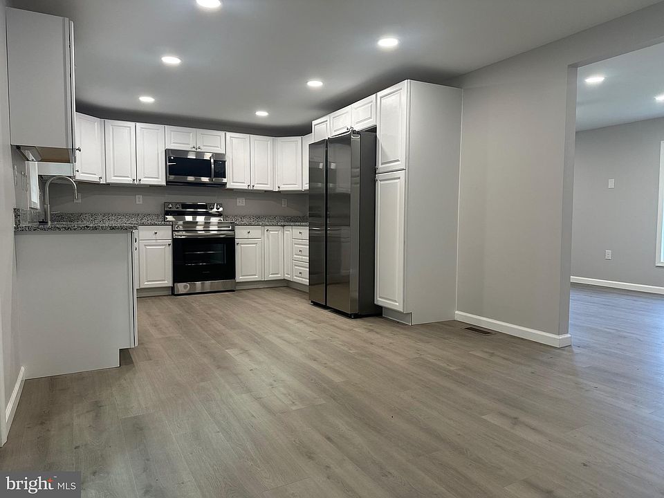 2nd image of 160 Cherry Dr W