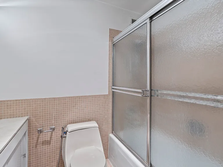 4000 N Charles St — Photo 12