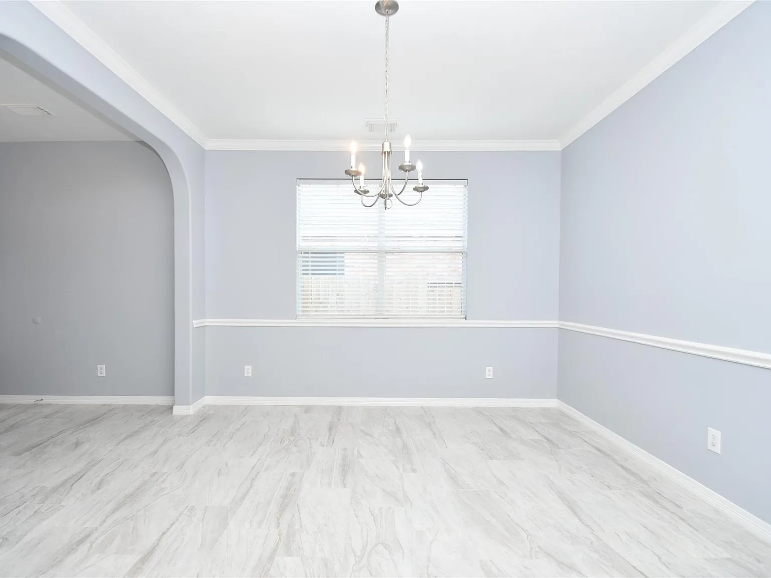 4 bed, 2.0 bath, 2110 sqft, $2,400 — Photo 4