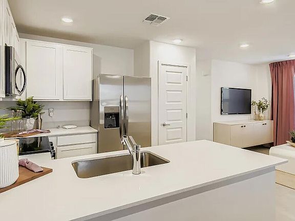 4th image of 36043 W MADDALONI Avenue