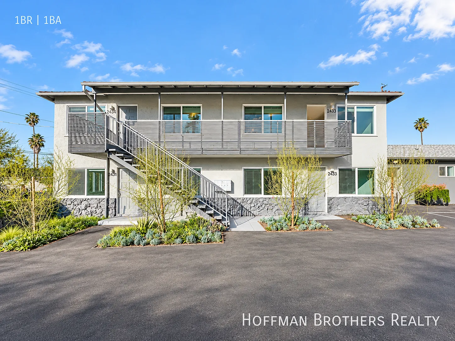 Bright Urban Retreat with a Relaxed, Well-Balanced Interior — Photo 3