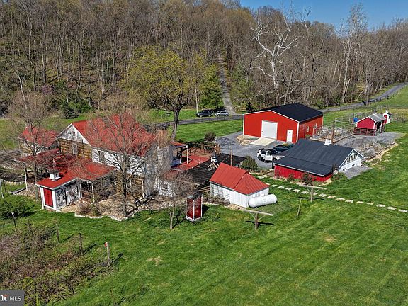 9th image of 989 Swover Creek Rd