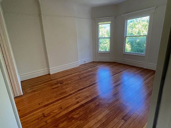 5th image of 521-525 Waller St #523